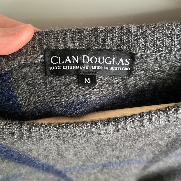 Clan Douglas 100% Cashmere Grey Plaid Sweater. Size Medium. Made in Scotland. - Picture 3 of 3